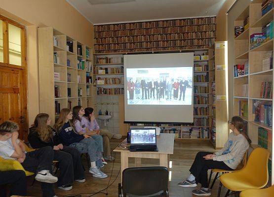 Grafika 3: Zajęcia wystawowe w Bibliotece SP Wicko o Królu Eryku Pomorskim z Darłowa