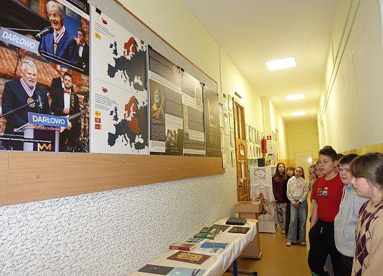 Grafika 1: Zajęcia wystawowe w Bibliotece SP Wicko o Królu Eryku Pomorskim z Darłowa