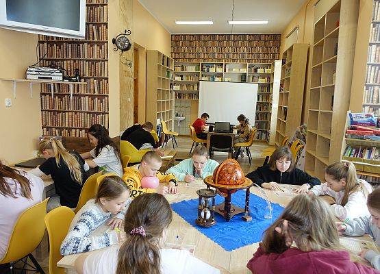 Grafika 2: Zajęcia wystawowe w Bibliotece SP Wicko o Królu Eryku Pomorskim z Darłowa