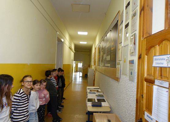 Grafika 4: Zajęcia wystawowe w Bibliotece SP Wicko o Królu Eryku Pomorskim z Darłowa