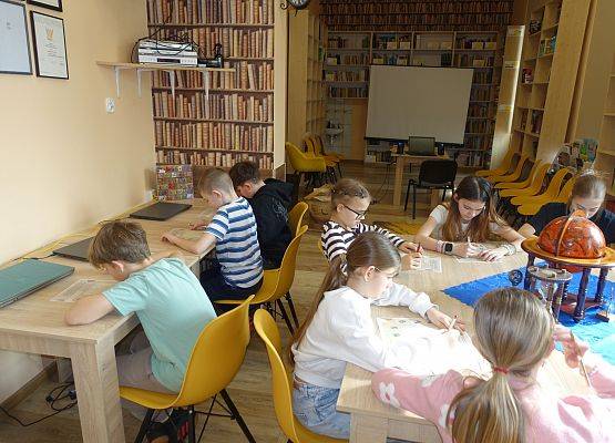 Grafika 5: Zajęcia wystawowe w Bibliotece SP Wicko o Królu Eryku Pomorskim z Darłowa