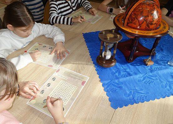 Grafika 6: Zajęcia wystawowe w Bibliotece SP Wicko o Królu Eryku Pomorskim z Darłowa