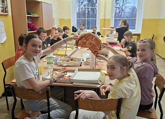 Grafika 3: Piątkowy wieczór integracyjny czwartoklasistów, 27.03.2026