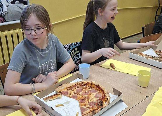 Grafika 4: Piątkowy wieczór integracyjny czwartoklasistów, 27.03.2026