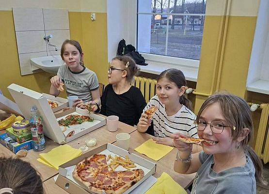 Grafika 5: Piątkowy wieczór integracyjny czwartoklasistów, 27.03.2026