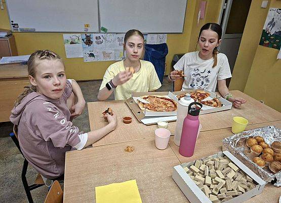 Grafika 11: Piątkowy wieczór integracyjny czwartoklasistów, 27.03.2026