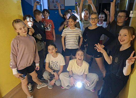 Grafika 1: Piątkowy wieczór integracyjny czwartoklasistów, 27.03.2026