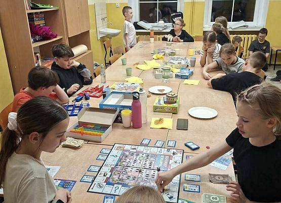 Grafika 12: Piątkowy wieczór integracyjny czwartoklasistów, 27.03.2026