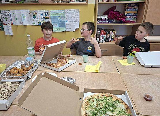 Grafika 16: Piątkowy wieczór integracyjny czwartoklasistów, 27.03.2026