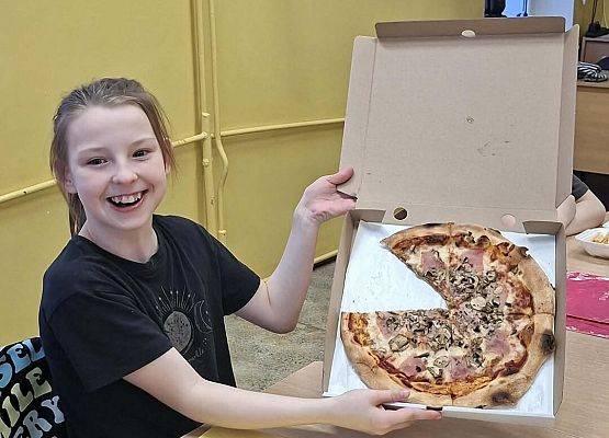 Grafika 17: Piątkowy wieczór integracyjny czwartoklasistów, 27.03.2026