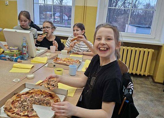 Grafika 18: Piątkowy wieczór integracyjny czwartoklasistów, 27.03.2026