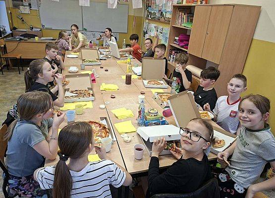 Grafika 19: Piątkowy wieczór integracyjny czwartoklasistów, 27.03.2026