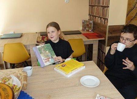 Grafika 4: Wiosenne spotkanie DKK w Bibliotece Szkolnej w Wicku