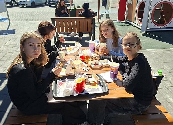 Grafika 8: Klasa IVA w teatrze na "Niekończącej się opowieści"