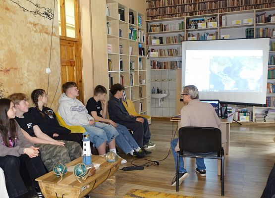 Grafika 4: O Sienkiewiczowskim "Latarniku" podczas obchodów Dnia Książki w szkolnej bibliotece