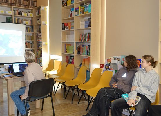 Grafika 6: O Sienkiewiczowskim "Latarniku" podczas obchodów Dnia Książki w szkolnej bibliotece