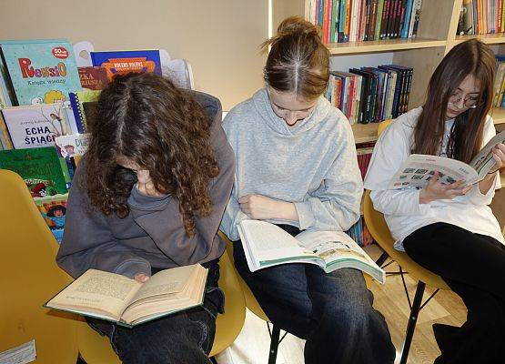 Grafika 1: O Sienkiewiczowskim "Latarniku" podczas obchodów Dnia Książki w szkolnej bibliotece