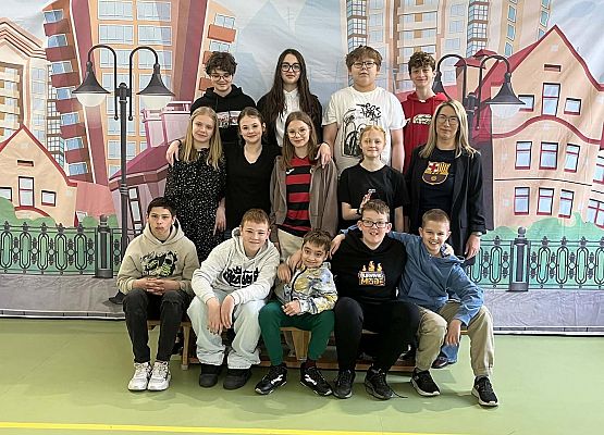 Grafika 1: Uczeń Adrian pożegnał się ze swoją klasą VIB