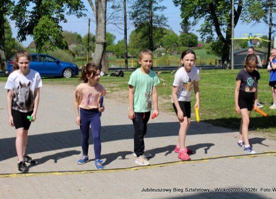 Grafika 2: Fotorelacja z jubileuszowego biegu na 80-lecie szkoły w Wicku
