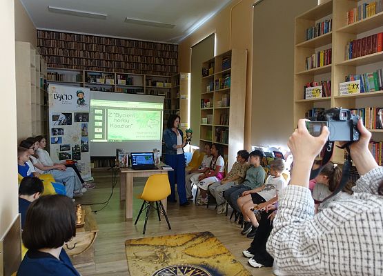 Grafika 7: Spotkanie autorskie z Anną Gliszczyńską i akcja "Cała Polska czyta dzieciom" w szkolnej bibliotece