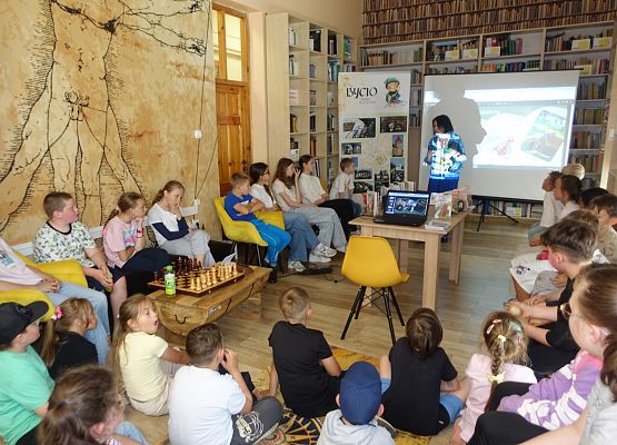 Grafika 10: Spotkanie autorskie z Anną Gliszczyńską i akcja "Cała Polska czyta dzieciom" w szkolnej bibliotece