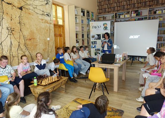 Grafika 13: Spotkanie autorskie z Anną Gliszczyńską i akcja "Cała Polska czyta dzieciom" w szkolnej bibliotece