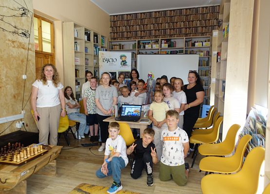 Grafika 1: Spotkanie autorskie z Anną Gliszczyńską i akcja "Cała Polska czyta dzieciom" w szkolnej bibliotece