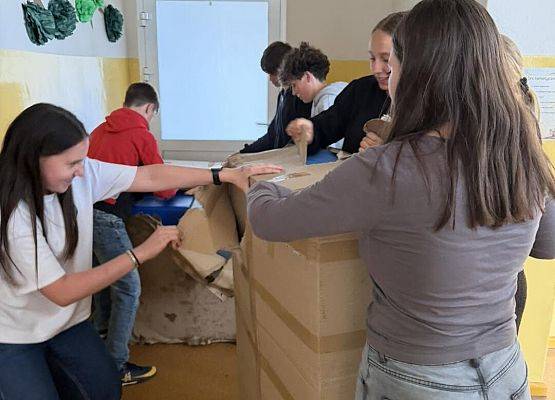 Grafika 3: Do naszej szkoły dotarły nowe siedziska na korytarze szkolne!