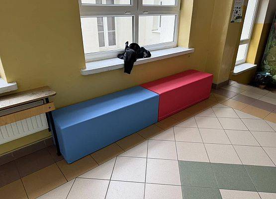 Grafika 4: Do naszej szkoły dotarły nowe siedziska na korytarze szkolne!