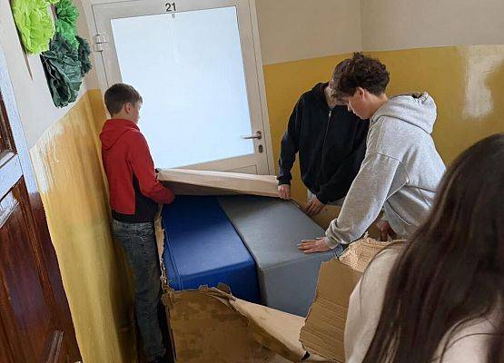 Grafika 6: Do naszej szkoły dotarły nowe siedziska na korytarze szkolne!