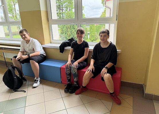 Grafika 7: Do naszej szkoły dotarły nowe siedziska na korytarze szkolne!
