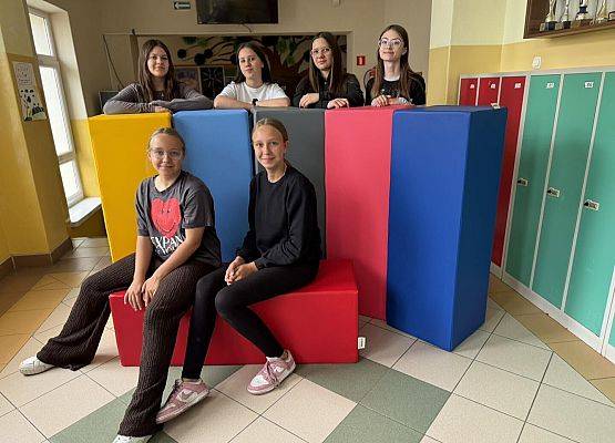 Grafika 1: Do naszej szkoły dotarły nowe siedziska na korytarze szkolne!