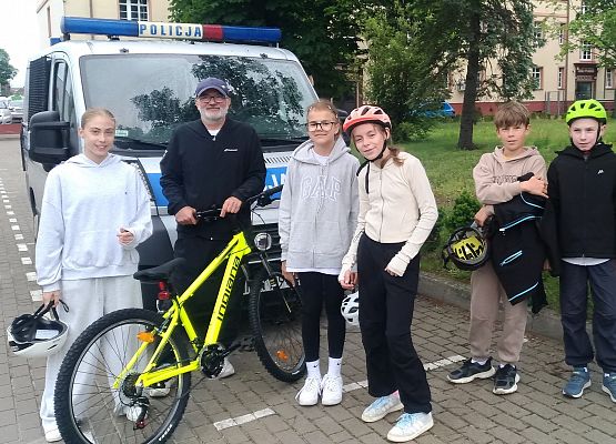 Grafika 1: Grupa naszych czwartoklasistów zdała egzamin praktyczny na kartę rowerową