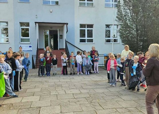 Grafika 1: Uczniowie I-III naszej szkoły zaangażowali się w akcję Sprzątania Świata