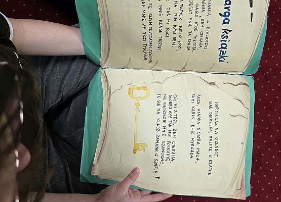 Grafika 35: Zajęcia czytelnicze dla pierwszaków i uroczyste pasowanie na czytelnika Biblioteki Szkolnej w Wicku