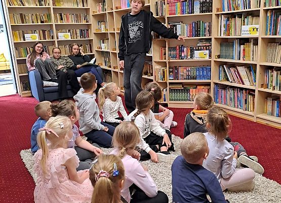 Grafika 28: Zajęcia czytelnicze dla pierwszaków i uroczyste pasowanie na czytelnika Biblioteki Szkolnej w Wicku