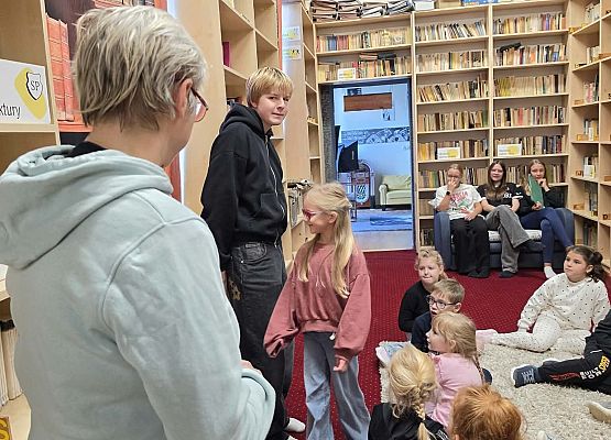 Grafika 38: Zajęcia czytelnicze dla pierwszaków i uroczyste pasowanie na czytelnika Biblioteki Szkolnej w Wicku