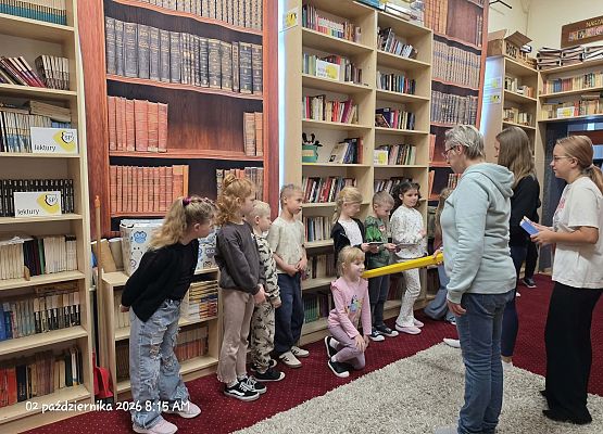 Grafika 39: Zajęcia czytelnicze dla pierwszaków i uroczyste pasowanie na czytelnika Biblioteki Szkolnej w Wicku