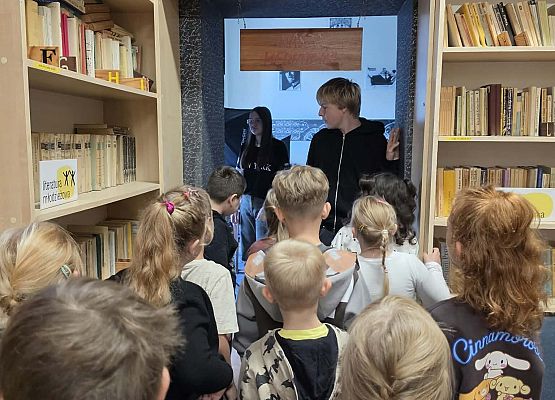 Grafika 52: Zajęcia czytelnicze dla pierwszaków i uroczyste pasowanie na czytelnika Biblioteki Szkolnej w Wicku