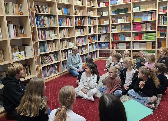 Grafika 53: Zajęcia czytelnicze dla pierwszaków i uroczyste pasowanie na czytelnika Biblioteki Szkolnej w Wicku