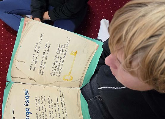 Grafika 62: Zajęcia czytelnicze dla pierwszaków i uroczyste pasowanie na czytelnika Biblioteki Szkolnej w Wicku