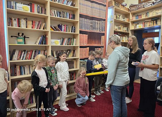 Grafika 54: Zajęcia czytelnicze dla pierwszaków i uroczyste pasowanie na czytelnika Biblioteki Szkolnej w Wicku