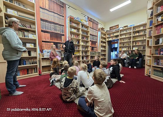 Grafika 42: Zajęcia czytelnicze dla pierwszaków i uroczyste pasowanie na czytelnika Biblioteki Szkolnej w Wicku