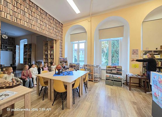 Grafika 60: Zajęcia czytelnicze dla pierwszaków i uroczyste pasowanie na czytelnika Biblioteki Szkolnej w Wicku