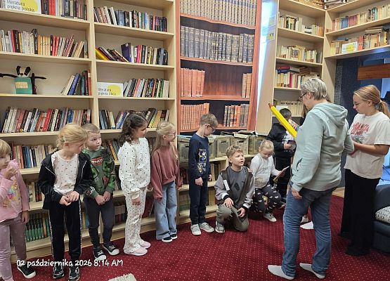Grafika 43: Zajęcia czytelnicze dla pierwszaków i uroczyste pasowanie na czytelnika Biblioteki Szkolnej w Wicku