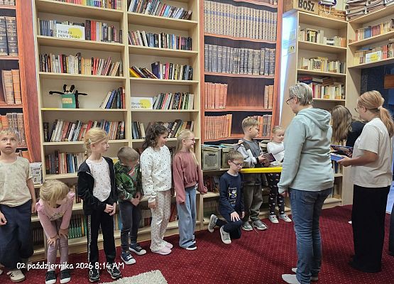Grafika 56: Zajęcia czytelnicze dla pierwszaków i uroczyste pasowanie na czytelnika Biblioteki Szkolnej w Wicku