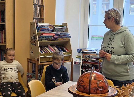 Grafika 63: Zajęcia czytelnicze dla pierwszaków i uroczyste pasowanie na czytelnika Biblioteki Szkolnej w Wicku