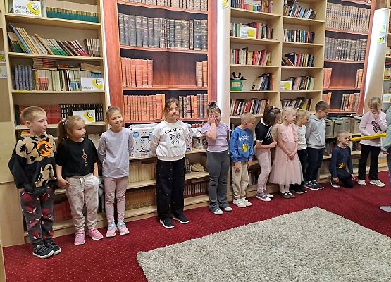Grafika 2: Zajęcia czytelnicze dla pierwszaków i uroczyste pasowanie na czytelnika Biblioteki Szkolnej w Wicku