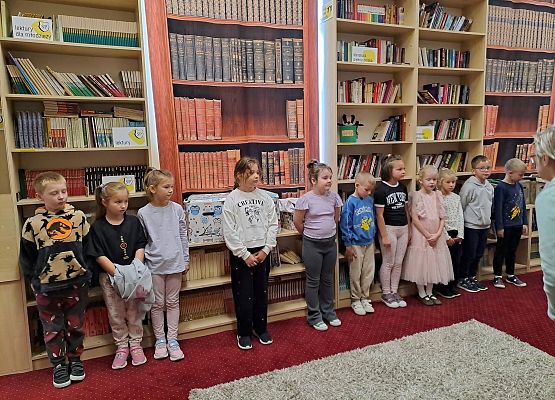 Grafika 3: Zajęcia czytelnicze dla pierwszaków i uroczyste pasowanie na czytelnika Biblioteki Szkolnej w Wicku