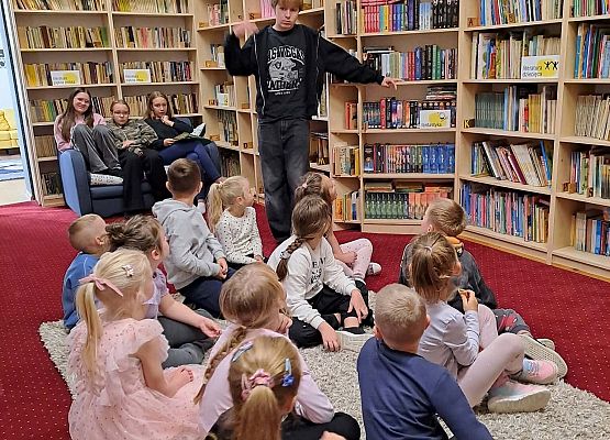 Grafika 5: Zajęcia czytelnicze dla pierwszaków i uroczyste pasowanie na czytelnika Biblioteki Szkolnej w Wicku